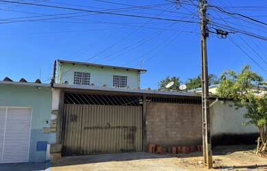 Imagem: A casa possui 5 Dormitórios, 1 Banheiro, 2 Vagas na garagem