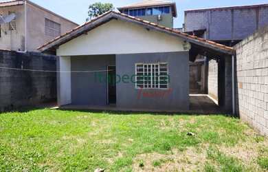 Imagem: A casa possui 2 Dormitórios, 1 Banheiro, 2 Vagas na garagem