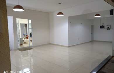 Imagem: A casa possui 3 Dormitórios, 3 Banheiros, 3 Vagas na garagem