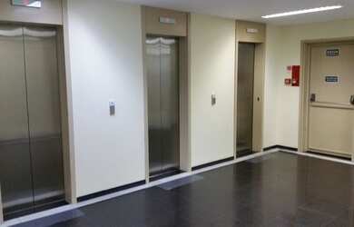 Imagem: O depósito para alugar possui 3 Vagas na garagem e 132m² de