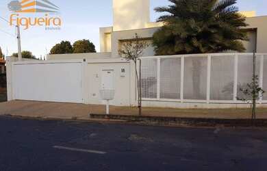 Imagem: A casa possui 4 Dormitórios, 5 Banheiros, 4 Vagas na garagem