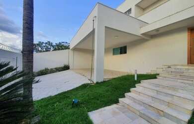 Imagem: A casa possui 4 Dormitórios, 5 Banheiros, 4 Vagas na garagem