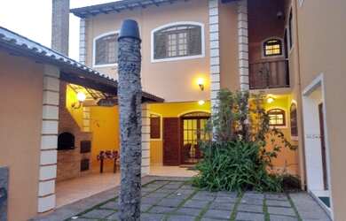 Imagem: A casa possui 3 Dormitórios, 3 Vagas na garagem e está localizado