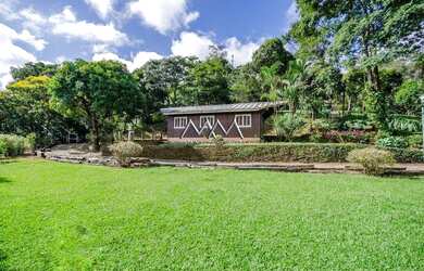 Imagem: A casa possui 3 Dormitórios, 3 Banheiros, 5 Vagas na garagem