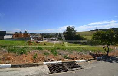 Imagem: O terreno e possui Dormitórios, Suítes, Banheiros, 250-0m²