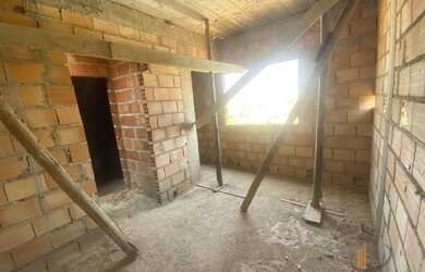 Imagem: A casa possui 3 Dormitórios, 1 Banheiro, 2 Vagas na garagem