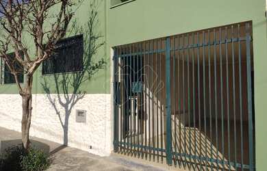 Imagem: A casa possui 2 Dormitórios, 1 Banheiro, 1 Vaga na garagem