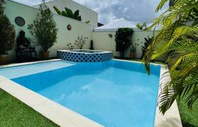 Imagem: A casa em condomínio possui 3 Dormitórios, 5 Banheiros, 450m²