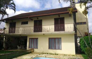 Imagem: A casa possui 4 Dormitórios, 5 Banheiros, 3 Vagas na garagem