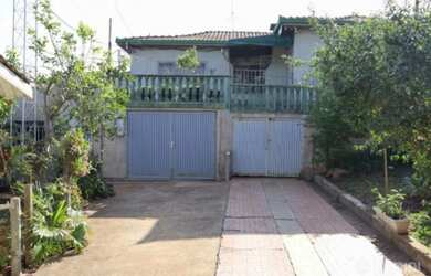 Imagem: A casa possui 3 Dormitórios, 1 Banheiro, 2 Vagas na garagem