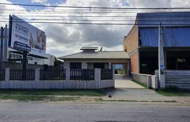 Imagem: A casa possui 3 Dormitórios, 2 Banheiros, 2 Vagas na garagem