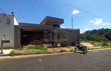 Imagem: A casa possui 3 Dormitórios, 1 Banheiro, 2 Vagas na garagem