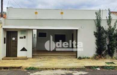 Imagem: A casa possui 3 Dormitórios, 1 Banheiro, 3 Vagas na garagem