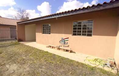 Imagem: A casa possui 2 Dormitórios, 1 Banheiro, 1 Vaga na garagem