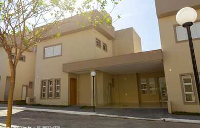 Imagem: A casa possui 3 Dormitórios, 4 Banheiros, 2 Vagas na garagem