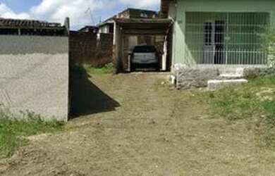 Imagem: A casa possui 3 Dormitórios, 1 Banheiro, 4 Vagas na garagem