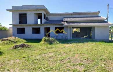 Imagem: A casa possui 3 Dormitórios, 3 Banheiros, 2 Vagas na garagem