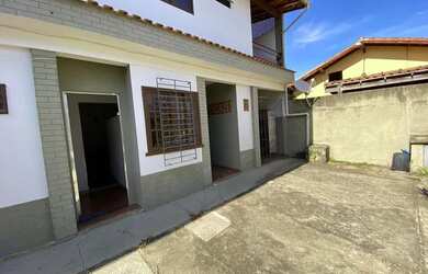 Imagem: A casa possui 1 Dormitório, 1 Banheiro, 1 Vaga na garagem