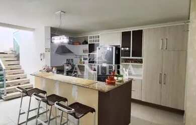 Imagem: A casa possui 3 Dormitórios, 2 Banheiros, 4 Vagas na garagem