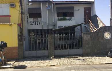 Imagem: A casa possui 3 Dormitórios, 2 Banheiros, 2 Vagas na garagem