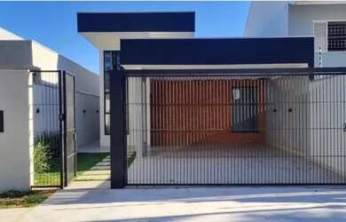 Imagem: A casa possui 3 Dormitórios, 3 Banheiros, 2 Vagas na garagem