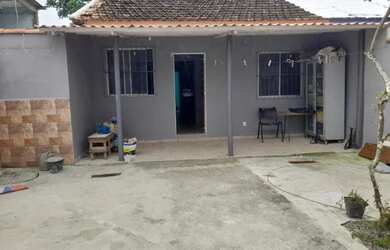 Imagem: A casa possui 2 Dormitórios, 1 Banheiro, 2 Vagas na garagem