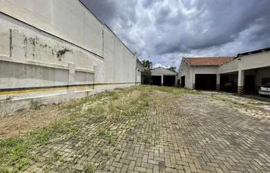 Imagem: O depósito possui 5 Vagas na garagem e 900m² de Área e está