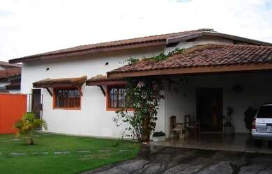 Imagem: A casa possui 3 Dormitórios, 1 Banheiro, 2 Vagas na garagem