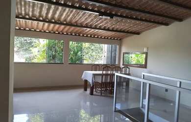 Imagem: A casa possui 2 Dormitórios, 2 Banheiros, 2 Vagas na garagem