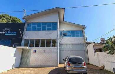 Imagem: O depósito para alugar possui 4 Vagas na garagem e 200m² de