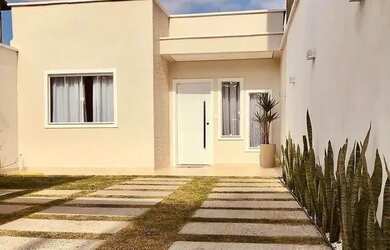 Imagem: A casa possui 3 Dormitórios, 2 Banheiros, 1 Vaga na garagem