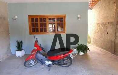 Imagem: A casa possui 2 Dormitórios, 2 Banheiros, 2 Vagas na garagem