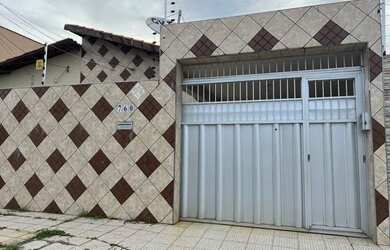 Imagem: A casa possui 3 Dormitórios, 3 Banheiros, 2 Vagas na garagem