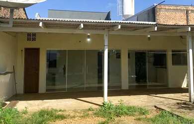 Imagem: A casa possui 2 Dormitórios, 2 Banheiros, 2 Vagas na garagem