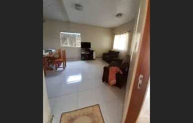 Imagem: A casa possui 2 Dormitórios, 2 Banheiros, 2 Vagas na garagem