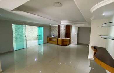 Imagem: A casa possui 3 Dormitórios, 2 Banheiros, 3 Vagas na garagem