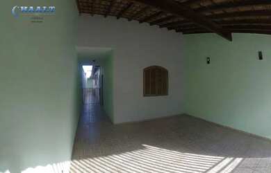 Imagem: A casa possui 3 Dormitórios, 2 Banheiros, 2 Vagas na garagem