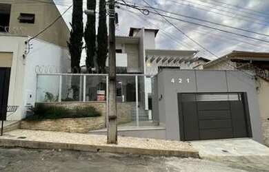 Imagem: A casa possui 3 Dormitórios, 4 Banheiros, 4 Vagas na garagem