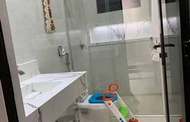 Imagem: A casa possui 2 Dormitórios, 2 Banheiros, 2 Vagas na garagem