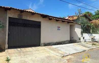 Imagem: A casa possui 3 Dormitórios, 1 Banheiro, 3 Vagas na garagem