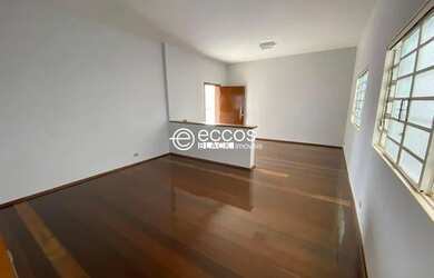 Imagem: A casa possui 3 Dormitórios, 3 Banheiros, 2 Vagas na garagem