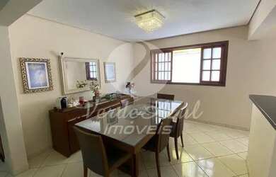 Imagem: A casa em condomínio possui 3 Dormitórios, 3 Banheiros, 4