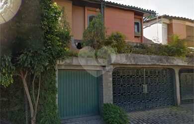 Imagem: A casa possui 4 Dormitórios, 4 Banheiros, 2 Vagas na garagem