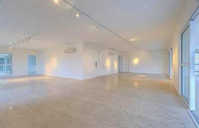 Imagem: O apartamento possui 4 Dormitórios, 5 Banheiros, 4 Vagas na