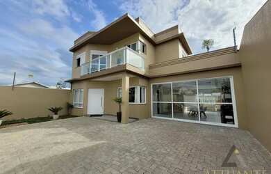 Imagem: A casa possui 3 Dormitórios, 3 Banheiros, 3 Vagas na garagem