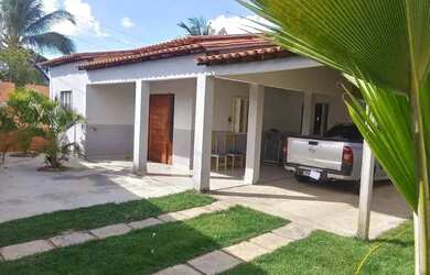 Imagem: A casa possui 3 Dormitórios, 2 Banheiros, 1 Vaga na garagem