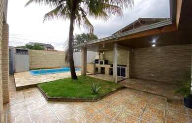 Imagem: A casa possui 3 Dormitórios, 2 Banheiros, 1 Vaga na garagem