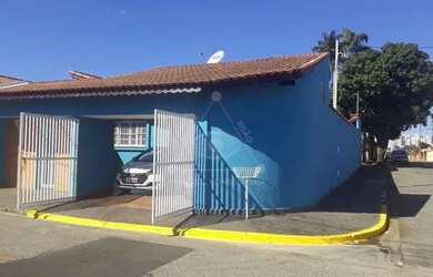 Imagem: A casa possui 3 Dormitórios, 2 Banheiros, 3 Vagas na garagem