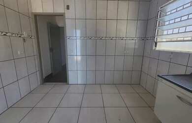 Imagem: A casa possui 2 Dormitórios, 2 Banheiros, 1 Vaga na garagem