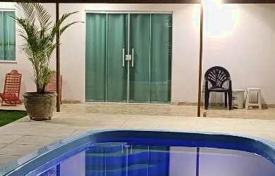 Imagem: A casa possui 3 Dormitórios, 2 Banheiros, 5 Vagas na garagem